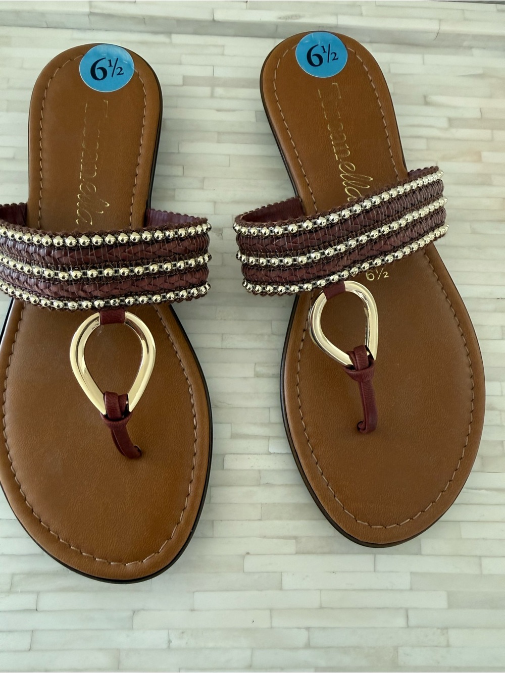 Women’s Maroon Beaded Toe-Ring Sandals with Gold Accent - Picture 2 of 6